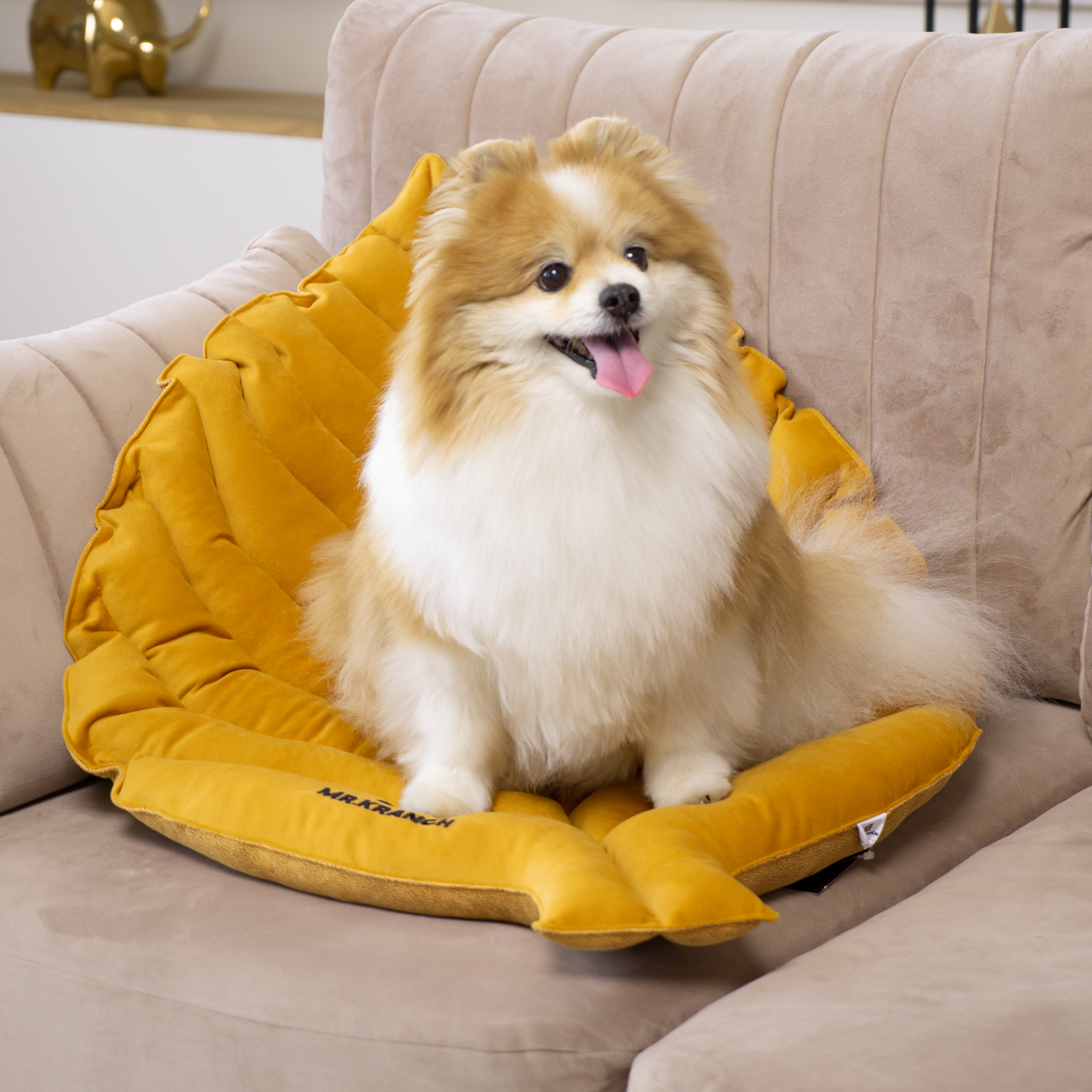 Лежанка Mr.Kranch для собак Листочек большая двусторонняя с имитацией кожи размер 120х73х6см охра