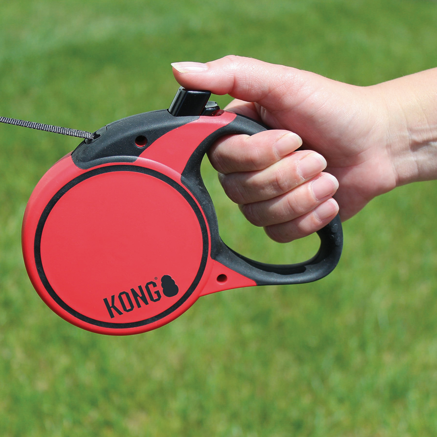 Рулетка KONG Terrain для собак (весом до 50 кг), размер L, лента 5 метров, красная СКИДКА 50%