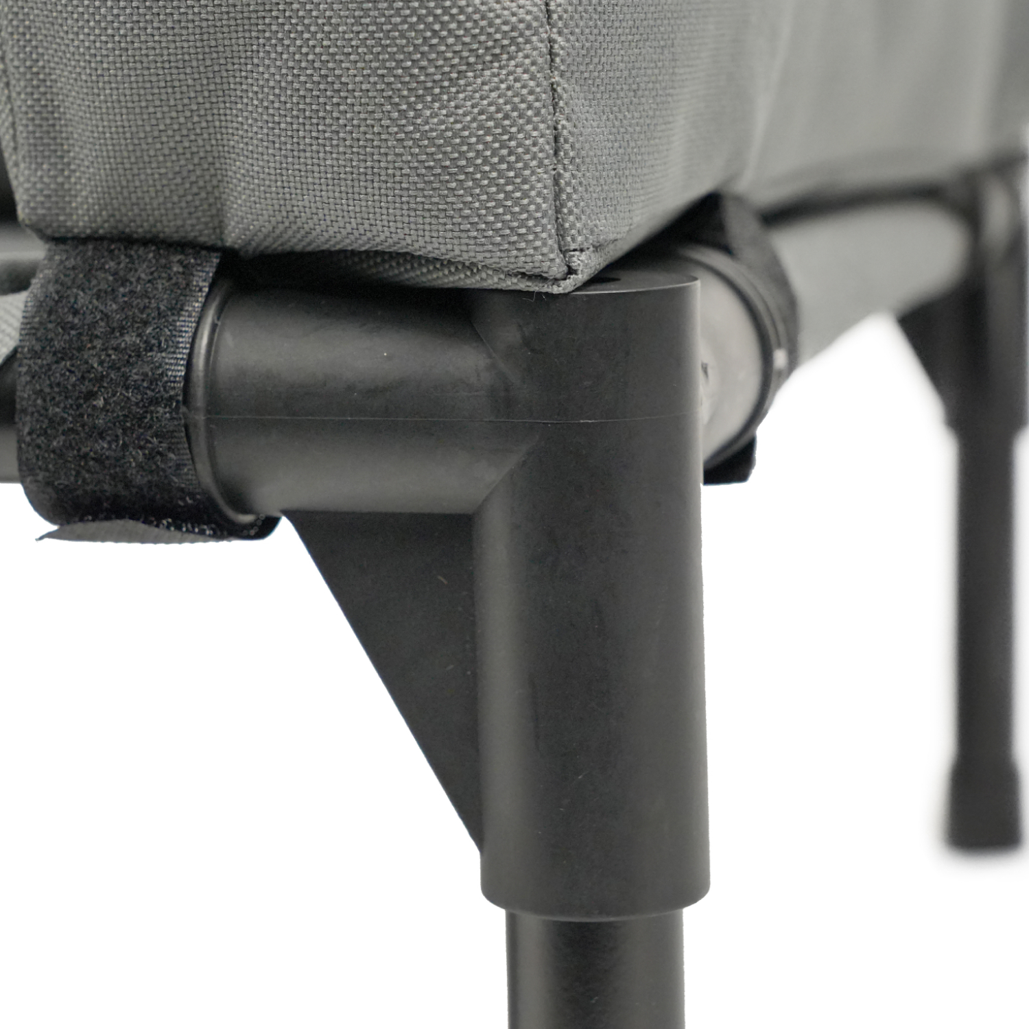 Лежанка-шезлонг каркасная для собак Mr.Kranch Elevated с мягкими бортиками средняя 81х63х27 см серая