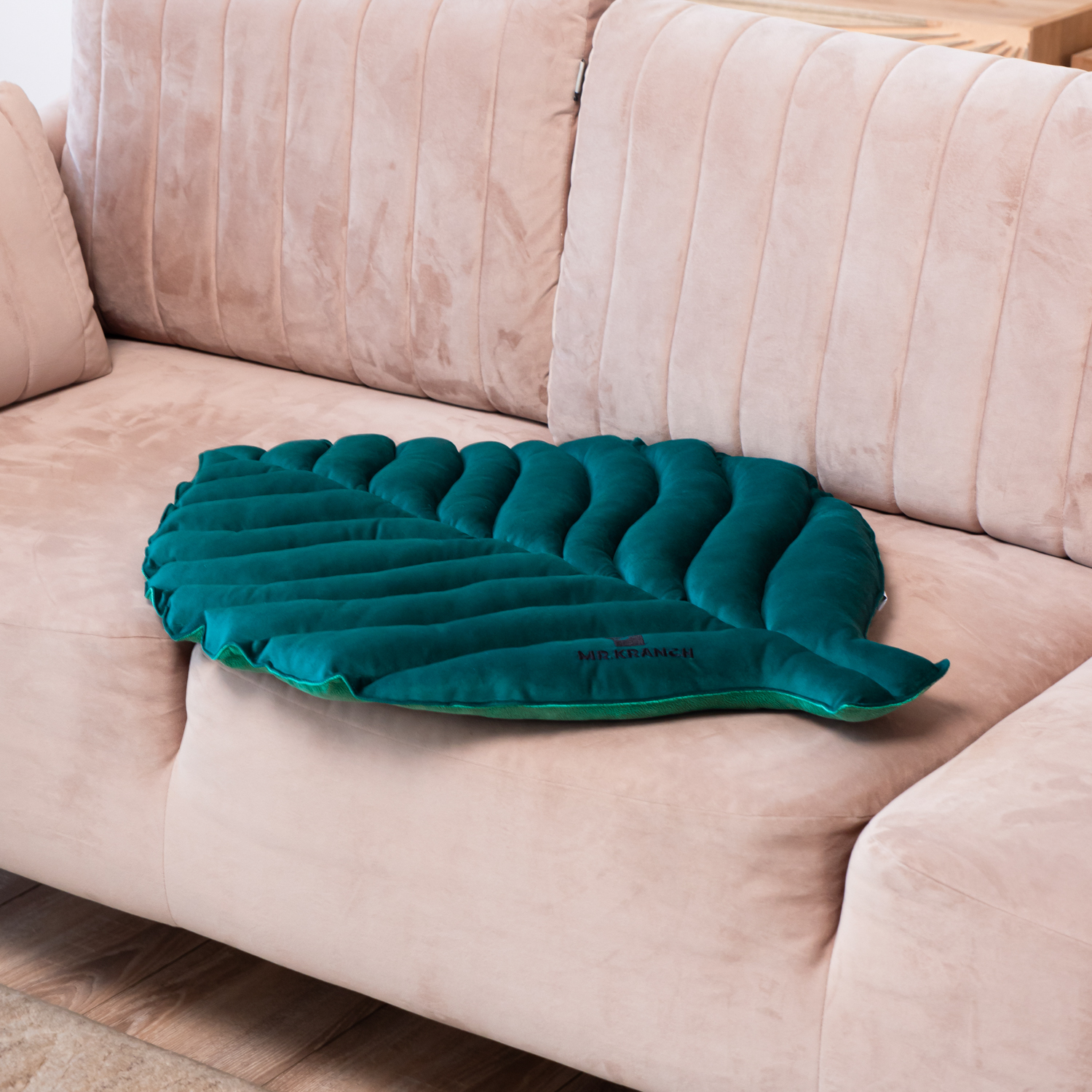 Лежанка Mr.Kranch для собак Листочек большая двусторонняя с имитацией кожи размер 120х73х6см зеленая