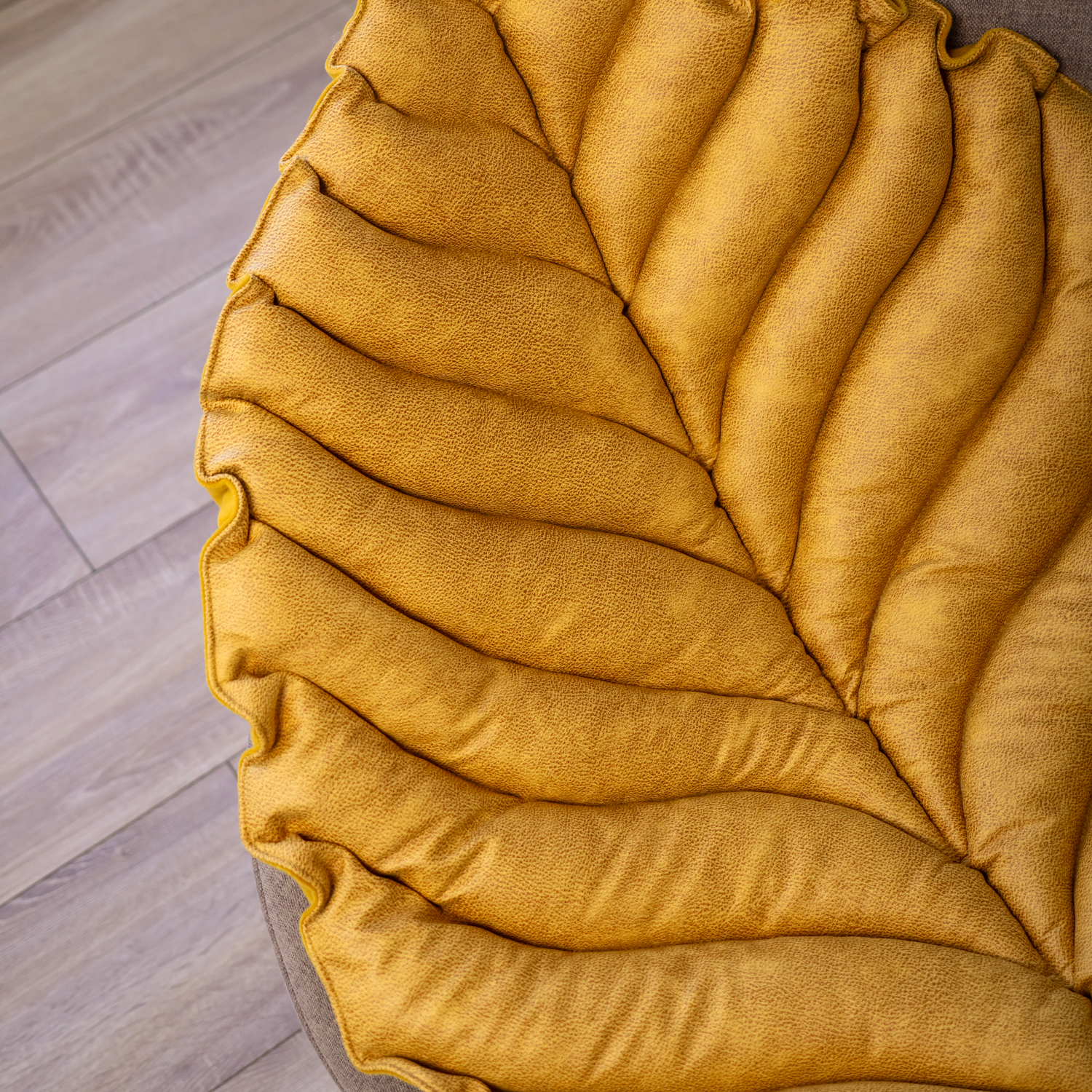 Лежанка Mr.Kranch для собак Листочек большая двусторонняя с имитацией кожи размер 120х73х6см охра