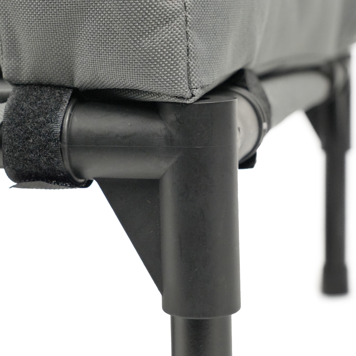 Лежанка-шезлонг каркасная для собак Mr.Kranch Elevated с мягкими бортиками малая 62х47х27 см серая