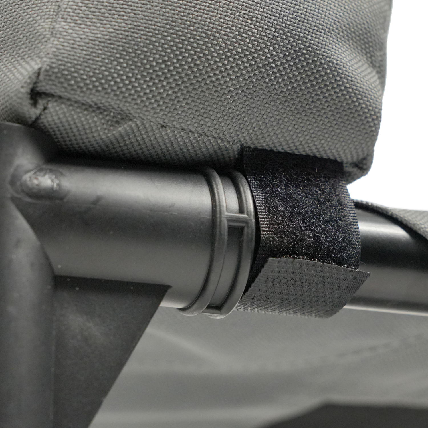 Лежанка-шезлонг каркасная для собак Mr.Kranch Elevated с мягкими бортиками малая 62х47х27 см серая