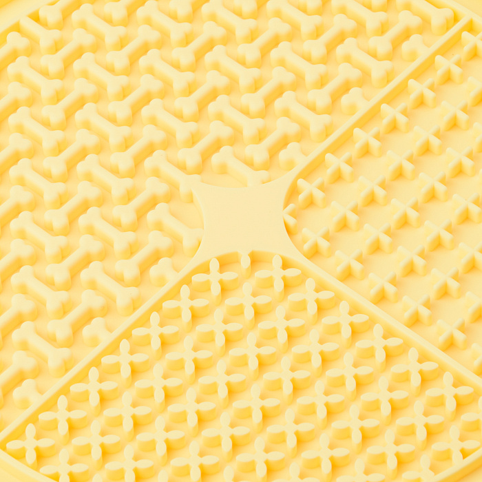 Лизательный коврик Mr.Kranch для медленного поедания силиконовый диаметр 20 см желтый с лопаткой