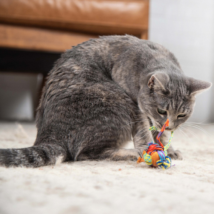 Игрушка Catstages Dental для кошек "Мяч с хвостиками" c кошачьей мятой 3,5 см