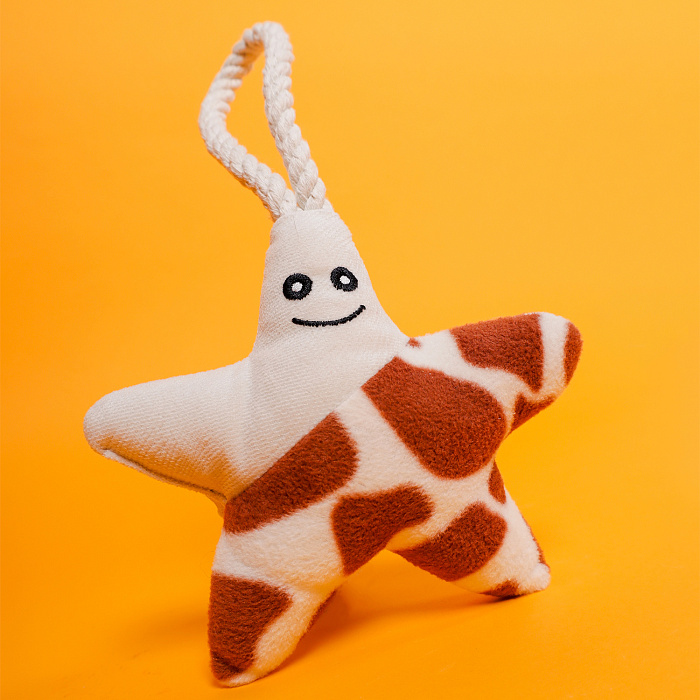 Игрушка Mr.Kranch для собак мелких и средних пород Звездочка с канатом и пищалкой 26х16х5см бежево-пятнистая