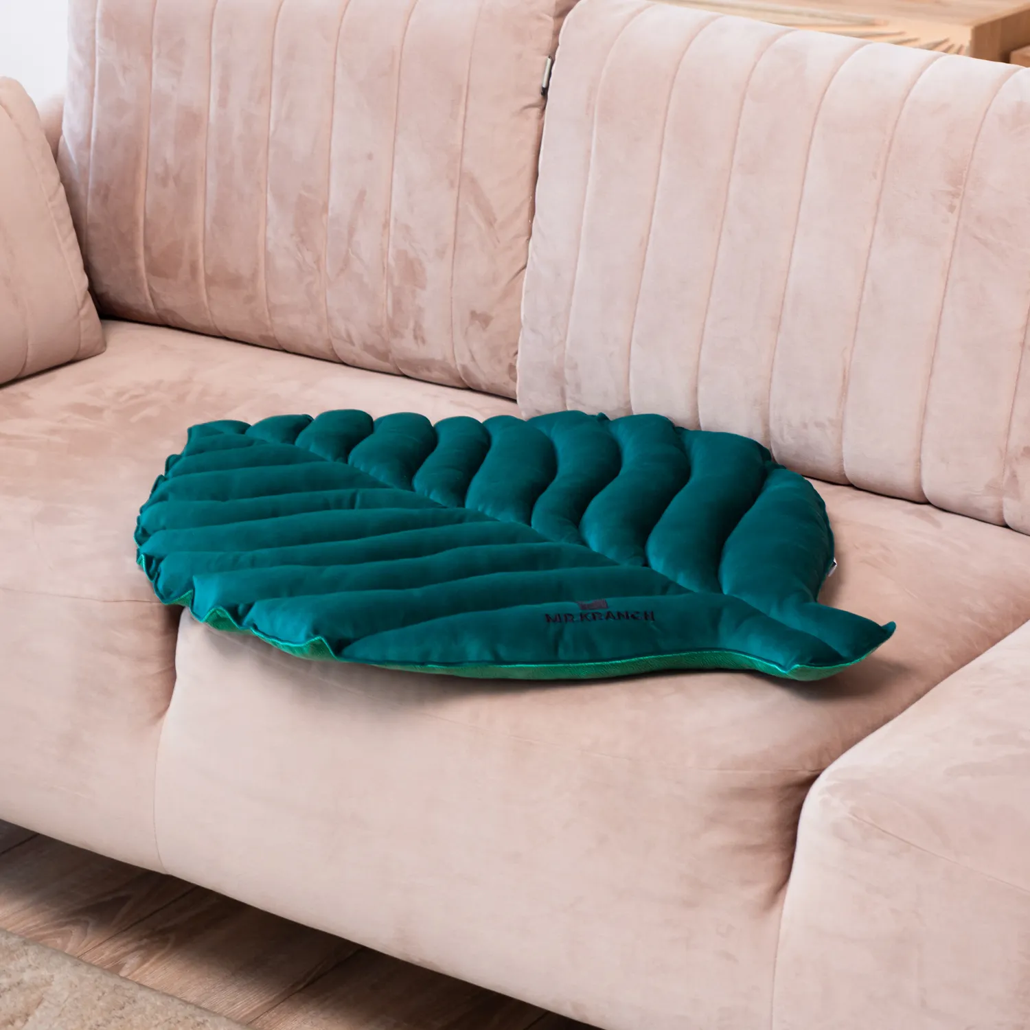 Лежанка Mr.Kranch для собак Листочек большая двусторонняя с имитацией кожи размер 120х73х6см зеленая